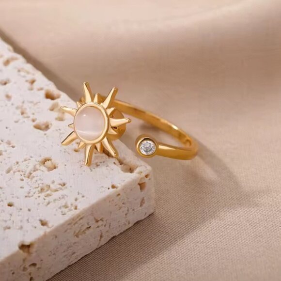 Gold Sun Spinner Ring – Rotating Celestial Design with White Stone & Crystal - Picture 4 of 7